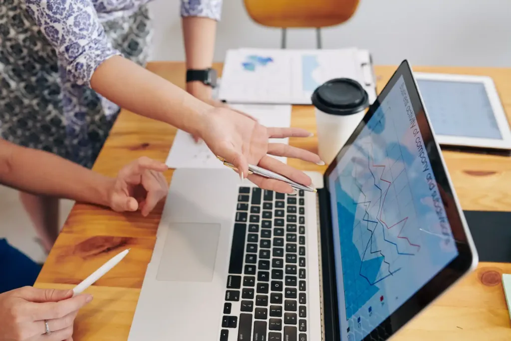 2 עובדי פרסום מסתכלים על הגרף ומנתחים אותו בתהליך של ניהול קמפיינים מקצועי כמו שרוקט דיגיטל מציעים.