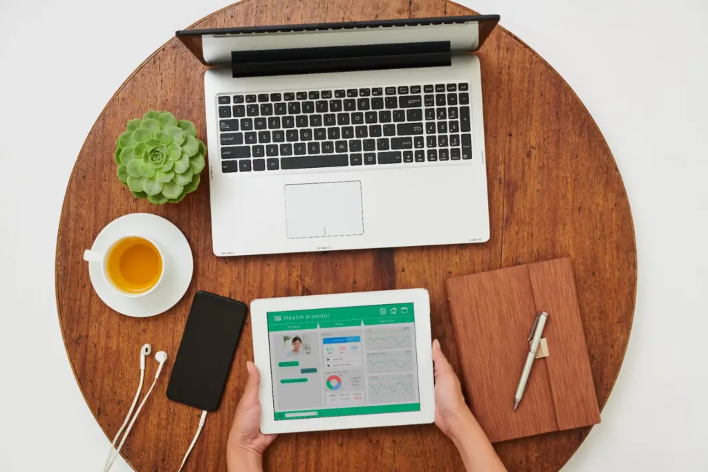 לפטופ פתוח בשולחן ישיבות של חברת שיווק דיגיטלי עם הרבה המלצות